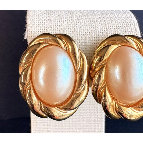 Vintage Ellen Designs Faux Pearl Gold Tone Rope Oval Clip On Earrings Classic 1" - Picture 3 of 7